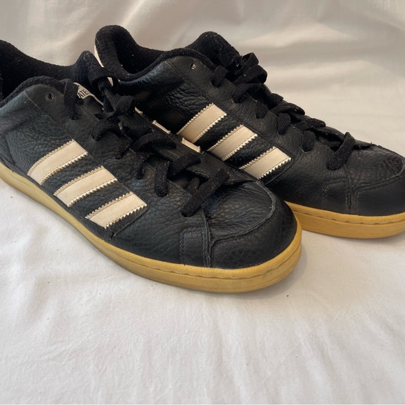 MENS NEW IN THE BOX SNEAKERS
Never worn
Size on Box - Picture 2 of 5